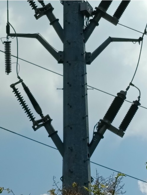 Detalle de terminales de porcelana y sintéticas instaladas en un mismo poste de transición de 115 kV